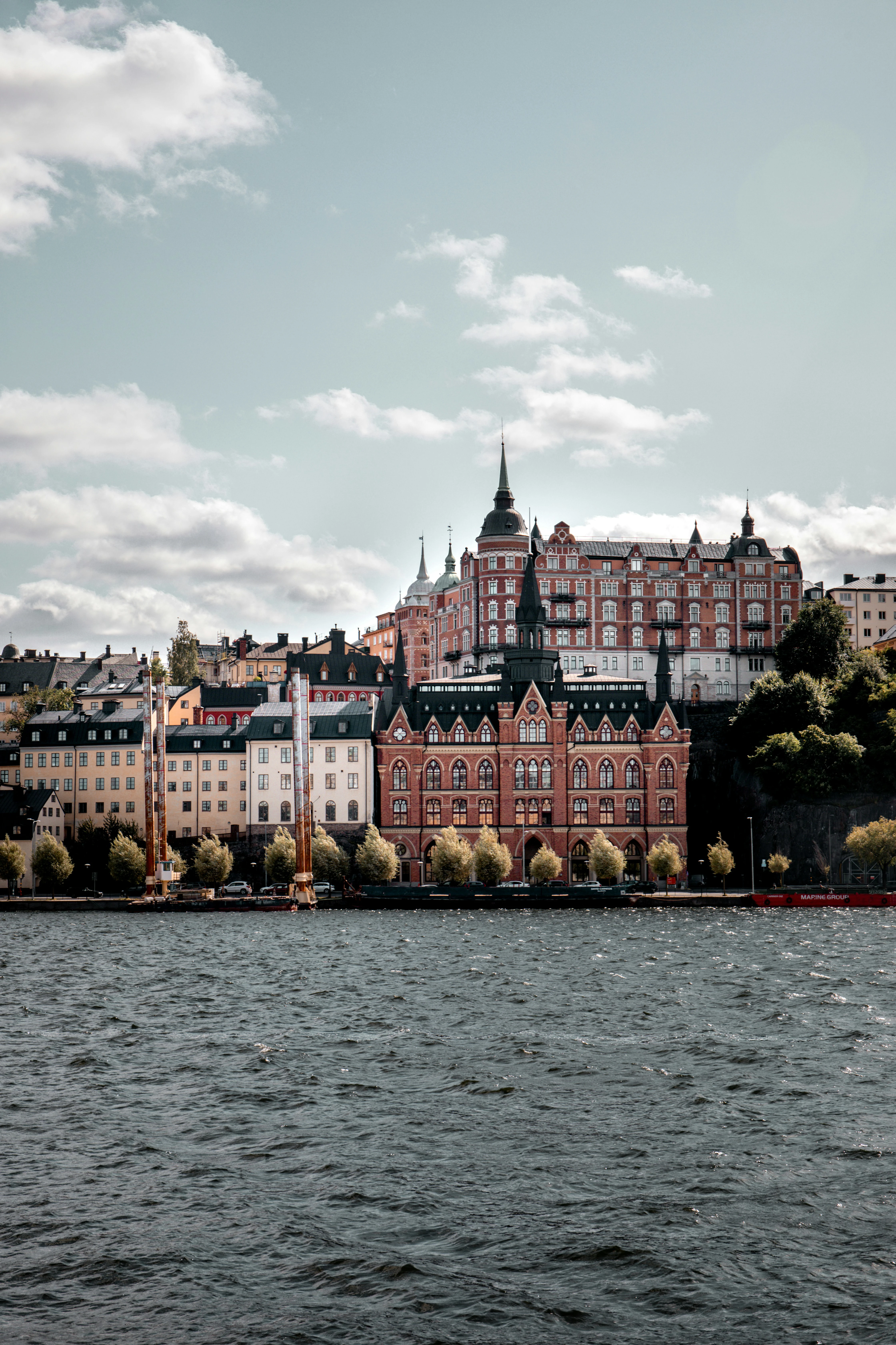 Gamle bygninger på Södermalm i Stockholm fotograferet fra havet