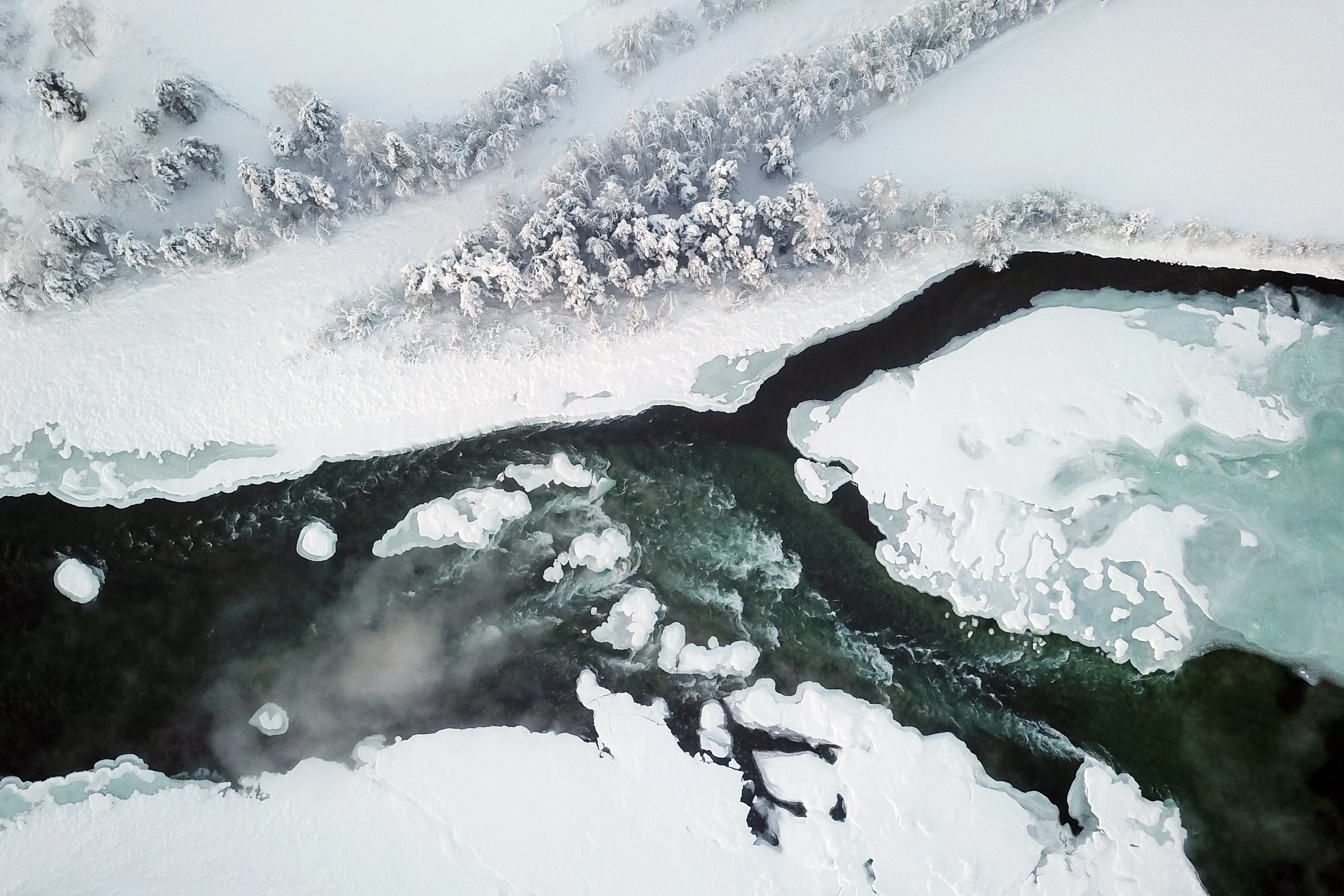 En flod i den smeltende is taget ovenfra