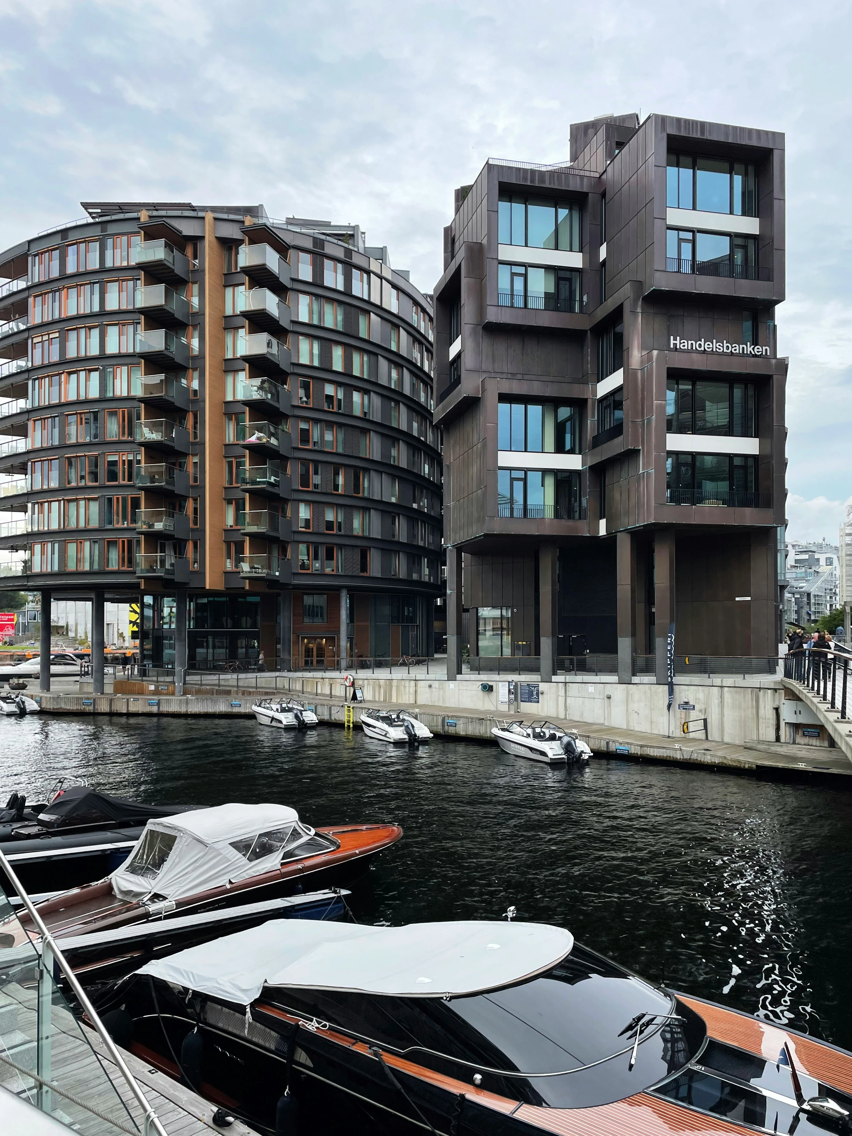 Træbåde ligger i havnen på Aker Brygge i Oslo