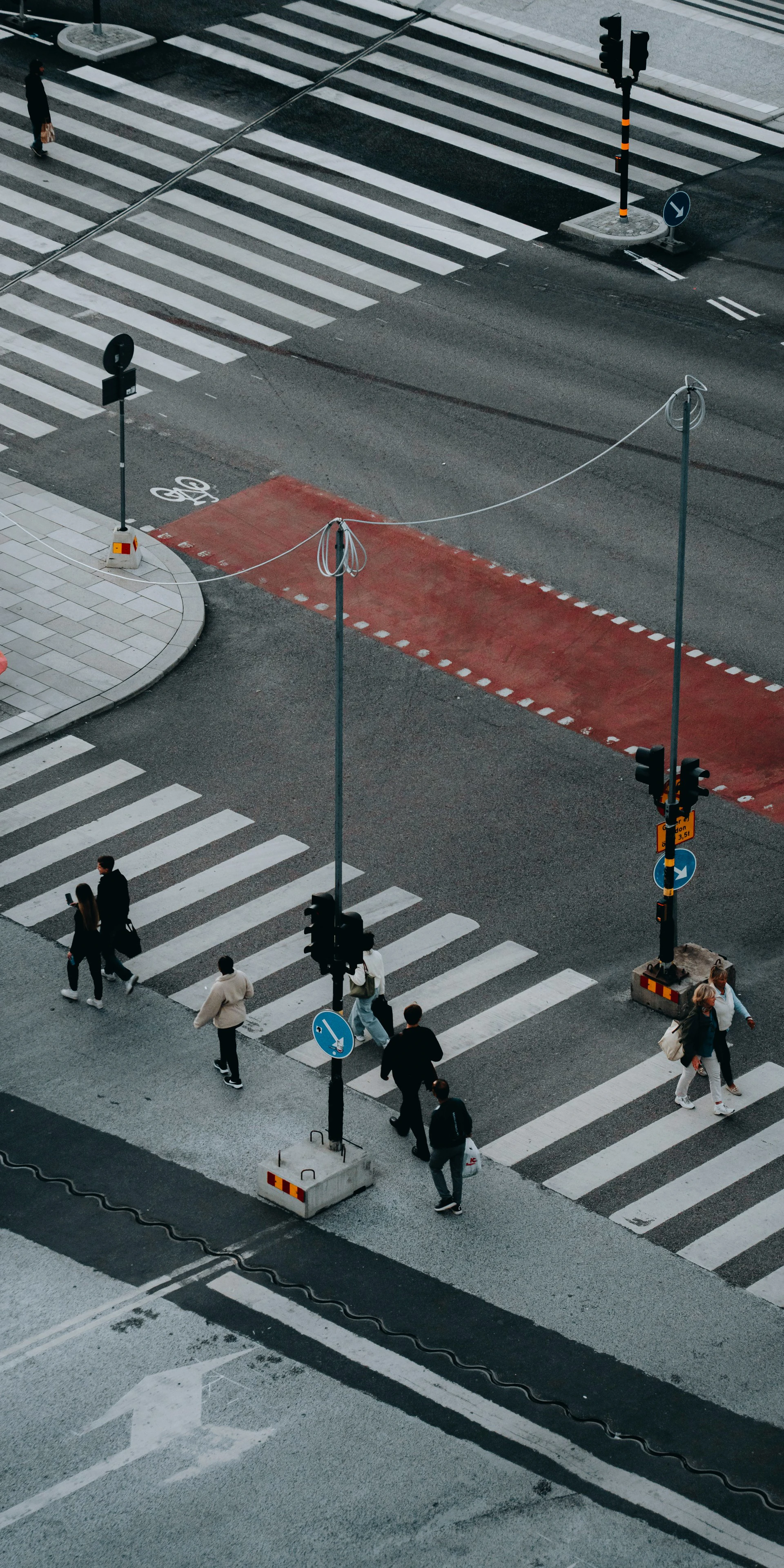 Fodgængerovergang i Stockholm, hvor folk går hen over den - foto fra fugleperspektiv