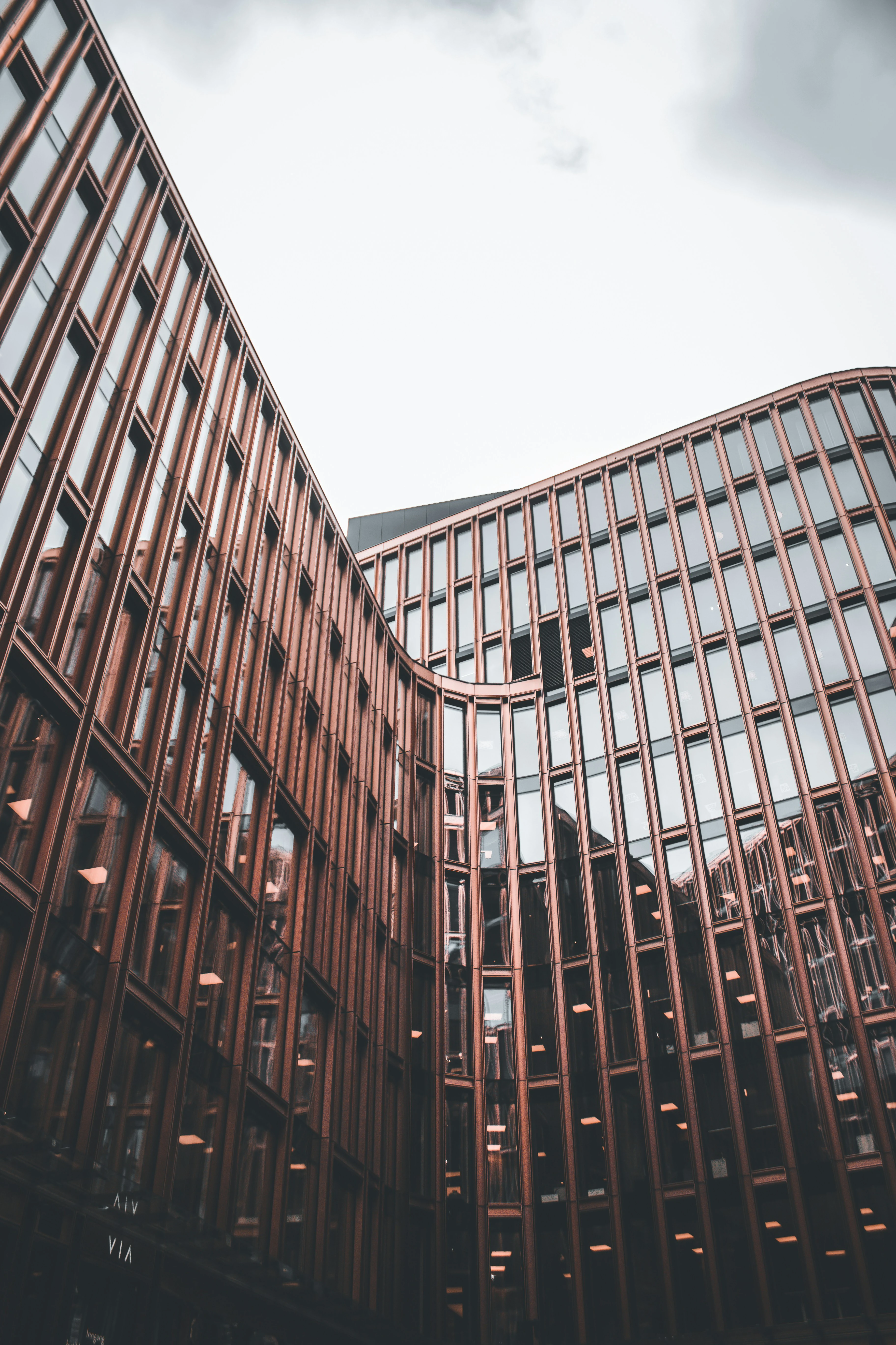Kobberfarvet kontorbygning med en slående arkitektur